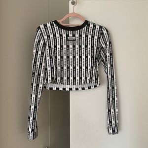 🤍🖤Adidas+ UO Crop top